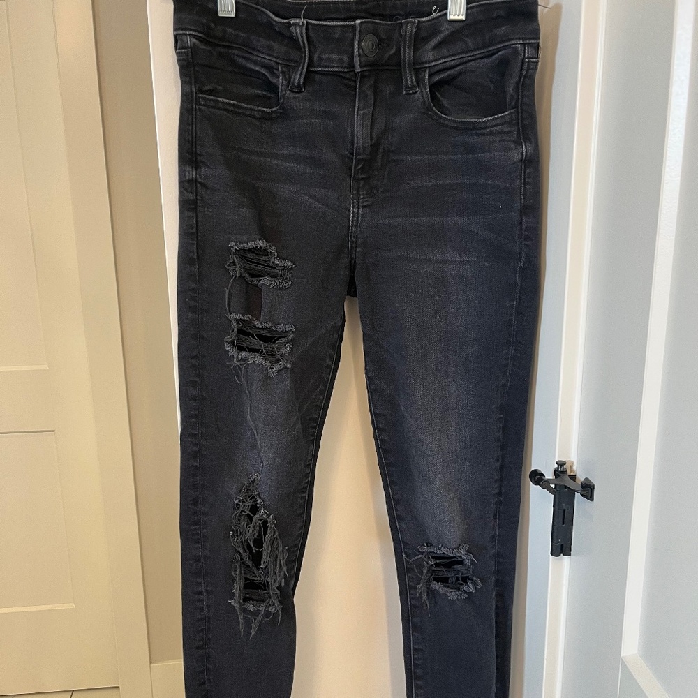 American Eagle Size 6 Super Stretch Black Distressed Jeans*LIKE NEW*